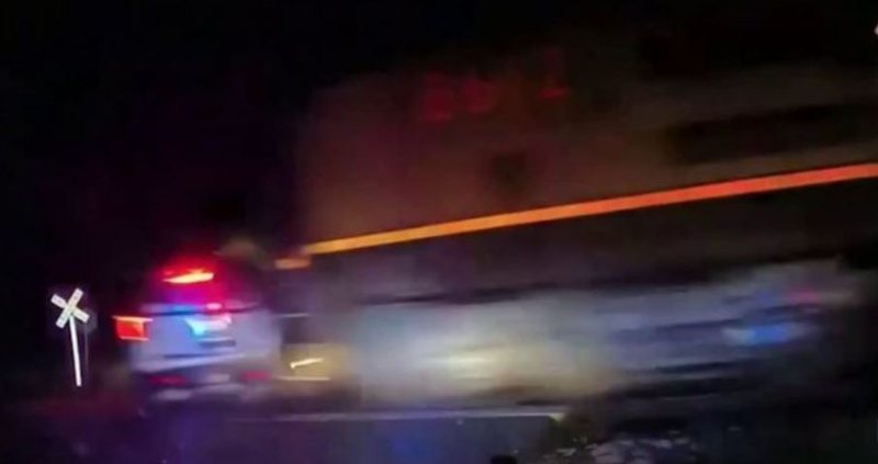 E frikshme/ Treni përplas makinën e policisë, shpëton për mrekulli e reja e arrestuar (Video) E frikshme/ Treni përplas makinën e policisë, shpëton për mrekulli e reja e arrestuar (Video)