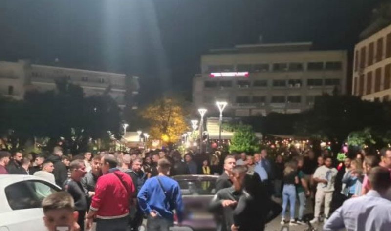 Horror e tmerr në Greqi! I riu me BMW futet mes turmës së njerëzve dhe përplas çfarë i del përpara Horror e tmerr në Greqi! I riu me BMW futet mes turmës së njerëzve dhe përplas çfarë i del përpara