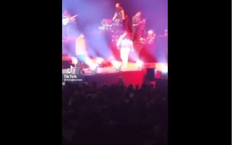 Pamje tronditëse! Po performonte live në Paris, këngëtarit i ndodh e papritura në skenë: Tmerrohet publiku (Video) Pamje tronditëse! Po performonte live në Paris, këngëtarit i ndodh e papritura në skenë: Tmerrohet publiku (Video)