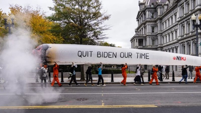 Biden fali të dënuarit për hashash, protestuesit e nderojnë me një cigare të dredhur 15 metra