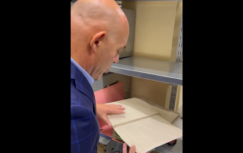 VIDEO/ Blendi Feviziu hap dosjen e ish-Sigurimit për presidentin Rugova: O bobo e hoqa se… nxorra bashkëpuntorin