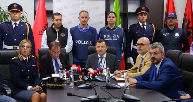 Megamashtrim me 1200 qytetarë italianë nëpërmjet investimeve në kriptovalutë, 3 milionë euro zhvatje, SPAK dhe Prokuroria Italiane arreston pronarin e një “call centeri” dhe 2 të tjerë, 5 në kërkim Megamashtrim me 1200 qytetarë italianë nëpërmjet investimeve në kriptovalutë, 3 milionë euro zhvatje, SPAK dhe Prokuroria Italiane arreston pronarin e një “call centeri” dhe 2 të tjerë, 5 në kërkim