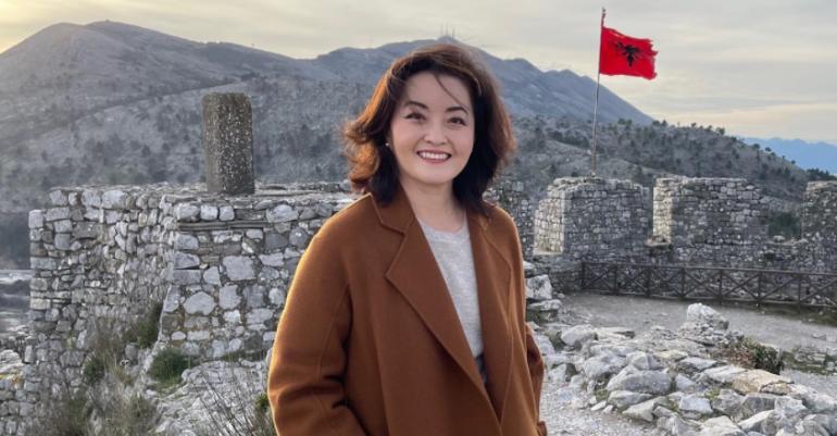 Ambasadorja Kim: Më pëlqejnë këngët dhe vallet shqiptare, më pëlqen të pi raki me miqtë Ambasadorja Kim: Më pëlqejnë këngët dhe vallet shqiptare, më pëlqen të pi raki me miqtë