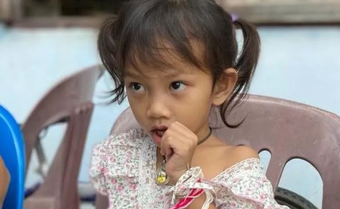 Mendoi se shokët e saj po flinin, më pas…”! Dëshmia e familjes së 3-vjeçares Emmy, e vetmja e mbijetuar nga sulmi makabër i vrasjes së 37 fëmijëve dhe edukatoreve në çerdhen në Tajlandë Mendoi se shokët e saj po flinin, më pas…”! Dëshmia e familjes së 3-vjeçares Emmy, e vetmja e mbijetuar nga sulmi makabër i vrasjes së 37 fëmijëve dhe edukatoreve në çerdhen në Tajlandë