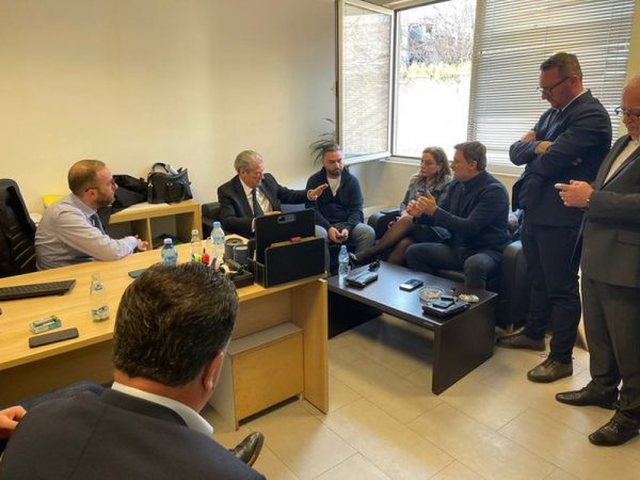 “Tronditet” pushteti i Ramës! Opozita pa drejtim bashkohet: Alibeaj, Berisha dhe Meta në zgjedhjet vendore me kandidat të përbashkët “Tronditet” pushteti i Ramës! Opozita pa drejtim bashkohet: Alibeaj, Berisha dhe Meta në zgjedhjet vendore me kandidat të përbashkët