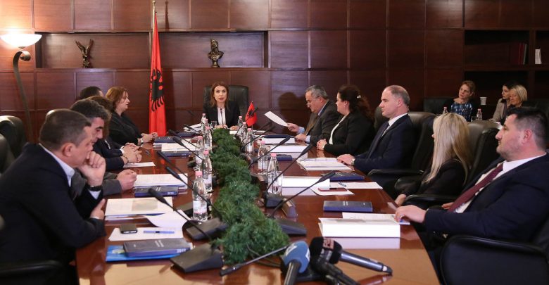 Gjyqtarja në prehrin e prokurorit nga Durrësi në Gjirokastër, gagarelët e KLGJ marrin në mbrojtje Suela Dashin në vend që ta shkarkonin, iu rrëzuan 50 vendime Gjyqtarja në prehrin e prokurorit nga Durrësi në Gjirokastër, gagarelët e KLGJ marrin në mbrojtje Suela Dashin në vend që ta shkarkonin, iu rrëzuan 50 vendime