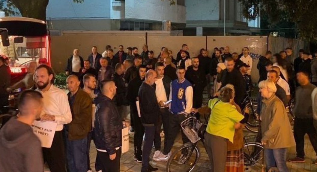 Protesta e thirrur nga Berisha me 50 veta, Rama: Si mund t’i shkosh mbrapa këtyre hienave që shqyejnë kufomën në sytë e miletit? Protesta e thirrur nga Berisha me 50 veta, Rama: Si mund t’i shkosh mbrapa këtyre hienave që shqyejnë kufomën në sytë e miletit?