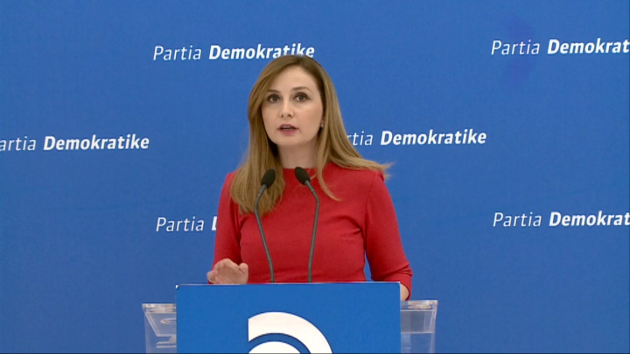 VIDEOLAJM/ Progres raporti, si rrëzoi ambasadorja e BE-së Tabakun dhe Bumçin?! Shqipëria shënoi përparim te rëndësishme VIDEOLAJM/ Progres raporti, si rrëzoi ambasadorja e BE-së Tabakun dhe Bumçin?! Shqipëria shënoi përparim te rëndësishme