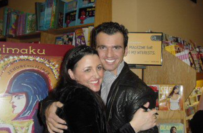 U largua pertej oqeanit ne vitet ’92: Cili eshte bashkeshorti i Parashqevi Simakut, Amerikan prej 100 brezash U largua pertej oqeanit ne vitet ’92: Cili eshte bashkeshorti i Parashqevi Simakut, Amerikan prej 100 brezash