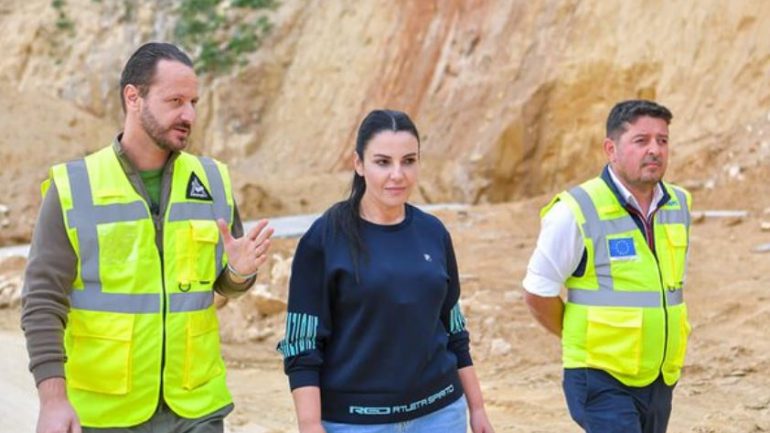 Berberi i Ballukut kapet duke vjedhur me Valter Begajn dhe Brunilda Bulin, i jep tendera vetes së tij, SPAK ende në ‘gjumë’ Berberi i Ballukut kapet duke vjedhur me Valter Begajn dhe Brunilda Bulin, i jep tendera vetes së tij, SPAK ende në ‘gjumë’