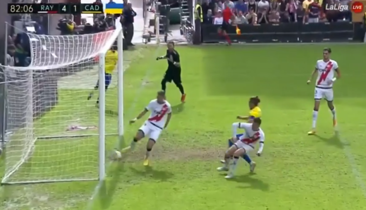 VIDEO/ Rivali kishte mbetur me 9 lojtarë në fushë, Ivan Balliu fut në mënyrë të çuditshme topin në…portën e tij