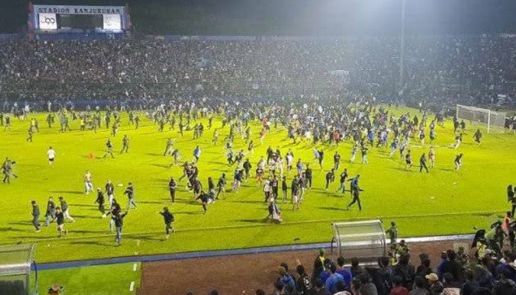 VIDEO/ Sot ndodhi tragjedia e madhe e futbollit! Tifozët futen në fushë të inatosur pas humbjes, ndërrojnë jetë 60 persona dhe shtyhet kampionati