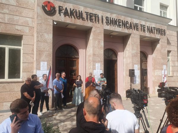 Rama u përgjigjet pedagogëve protestues: Nuk jeni as mësues gjimnazi e as mësues 9 vjeçareje! Universiteti është autonom me fondet e vetëfinancimit rriten sa të doni vetë rrogën Rama u përgjigjet pedagogëve protestues: Nuk jeni as mësues gjimnazi e as mësues 9 vjeçareje! Universiteti është autonom me fondet e vetëfinancimit rriten sa të doni vetë rrogën
