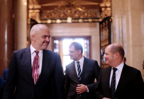 VIDEO-LAJM/ Kancelari gjerman i përkthen në anglisht Ramës fjalimin në kongresin e PES në Berlin : I drejtohet… Edi këtë por bëjë vetëm për ty! VIDEO-LAJM/ Kancelari gjerman i përkthen në anglisht Ramës fjalimin në kongresin e PES në Berlin : I drejtohet… Edi këtë por bëjë vetëm për ty!