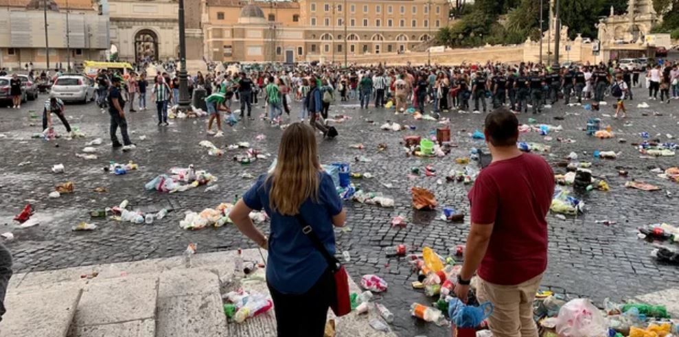 Pamje të pabesueshme! Tifozët e Real Betis shkatërrojnë Piazza del Popolo në qendër të Romës Pamje të pabesueshme! Tifozët e Real Betis shkatërrojnë Piazza del Popolo në qendër të Romës