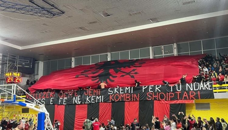 VIDEO/ “Besë e fe kemi kombin”! Nuk vendoset më i Kosovës, tifozët e Gjakovës kthejnë si rregull: Të valvitet vetëm flamuri i Shqipërisë VIDEO/ “Besë e fe kemi kombin”! Nuk vendoset më i Kosovës, tifozët e Gjakovës kthejnë si rregull: Të valvitet vetëm flamuri i Shqipërisë