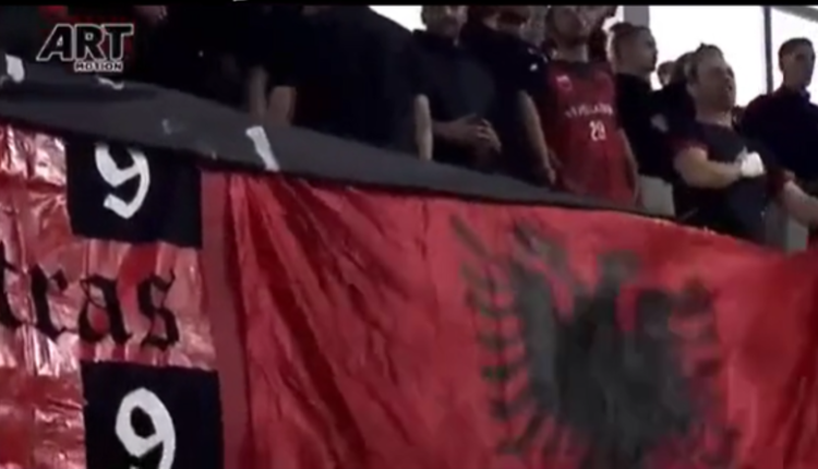 VIDEO/ Tifozët gjakovarë janë aset! Vërshellejnë himnin e Kosovës se nuk e njohin, nisin të këndojnë atë të Shqipërisë