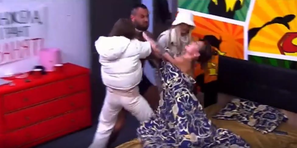 Djali e kap për fyti dhe e ngre nga shtrati/ Ish e dashura e Don Xhon sulmohet në një reality show (Video) Djali e kap për fyti dhe e ngre nga shtrati/ Ish e dashura e Don Xhon sulmohet në një reality show (Video)