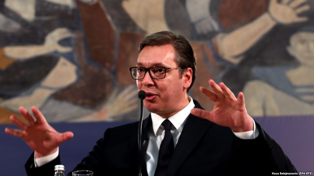 Mburret Vuçiç: ‘Burrat serbë kur pinë raki luftojnë me gjysmën e botës’! Mburret Vuçiç: ‘Burrat serbë kur pinë raki luftojnë me gjysmën e botës’!