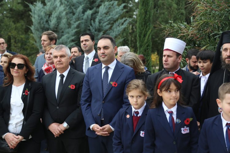 Poshtërsia e politiqenëve shqiptarë! Nderojnë ushtarët anglez të koalicionit, fyejnë çdo ditë antifashistët shqiptarë duke dekoruar kolaboracionistët… si antikomunistë Poshtërsia e politiqenëve shqiptarë! Nderojnë ushtarët anglez të koalicionit, fyejnë çdo ditë antifashistët shqiptarë duke dekoruar kolaboracionistët… si antikomunistë