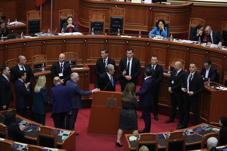 Ku është Berisha, ka gjithmonë sherr! Saliu: Nga sot më gjeni në Facebook, se nuk i duroj dot fjalët e turpit nga Rama! Ku është Berisha, ka gjithmonë sherr! Saliu: Nga sot më gjeni në Facebook, se nuk i duroj dot fjalët e turpit nga Rama!