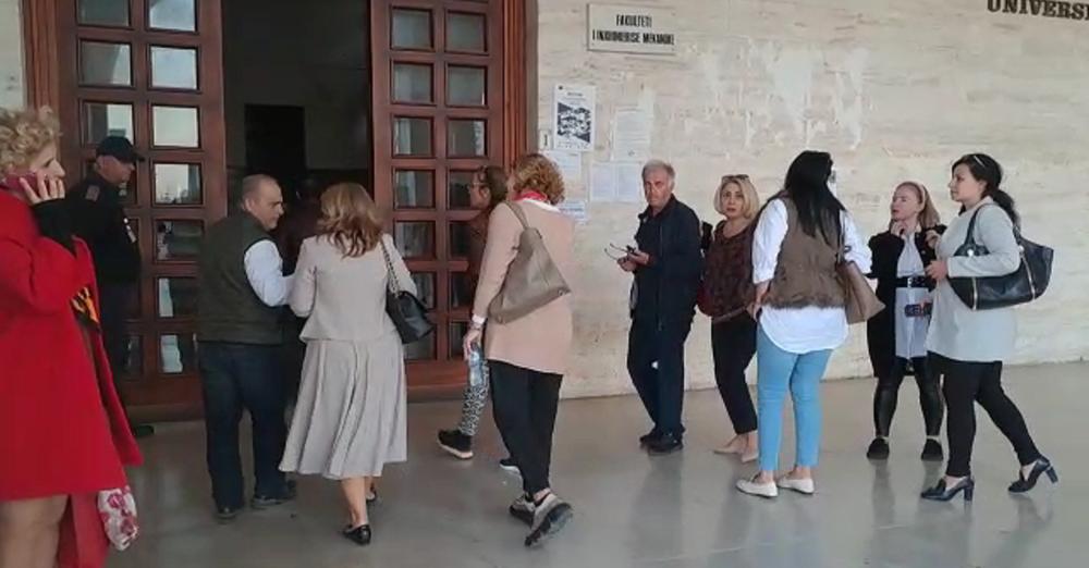 “Politika po kërcënon dhe shantazhon”! Humor për të qarë nga sindikata e pedagogëve të Foltores: Futemi në grevë urie nëse marrim garanci për jetën