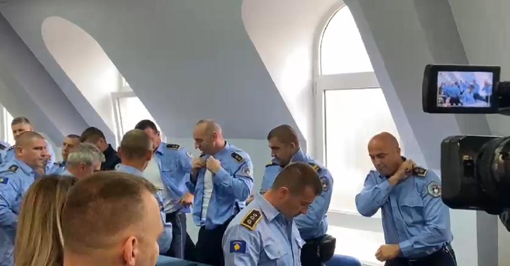 Policët mes brohorimash heqin uniformat: Serbët braktisin institucionet e Kosovës! Policët mes brohorimash heqin uniformat: Serbët braktisin institucionet e Kosovës!