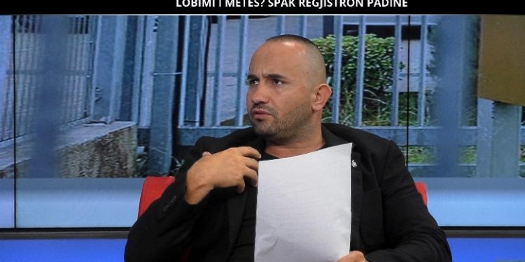 Dhunohet gazetari investigativ i Report Tv, Adriatik Doçi: Më goditën për shkak të detyrës! Ky sulm s’më pengon, por më inkurajon të raportoj më tej Dhunohet gazetari investigativ i Report Tv, Adriatik Doçi: Më goditën për shkak të detyrës! Ky sulm s’më pengon, por më inkurajon të raportoj më tej