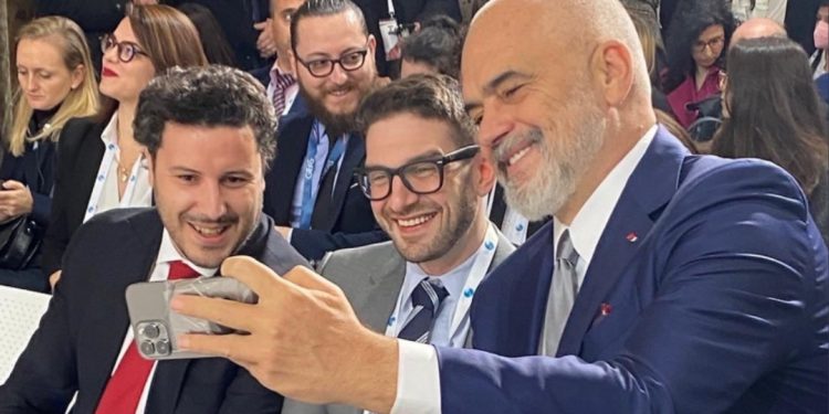 Saliu e Meta në protestë/ Befasisht “shfaqet” Edi Rama. Foto duke buzëqeshur me… Saliu e Meta në protestë/ Befasisht “shfaqet” Edi Rama. Foto duke buzëqeshur me…