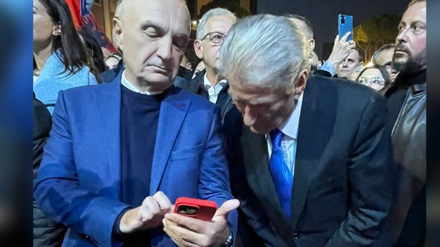 OTOLAJM/ Çfarë po i tregonte në telefon me këllëf të kuq të  Monikës, Meta-Berishës?