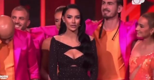 Bora Zemani ‘lë nam’, ngatërroi G-në me K-në dhe gafa e saj po bën xhiron e rrjetit (Video) Bora Zemani ‘lë nam’, ngatërroi G-në me K-në dhe gafa e saj po bën xhiron e rrjetit (Video)