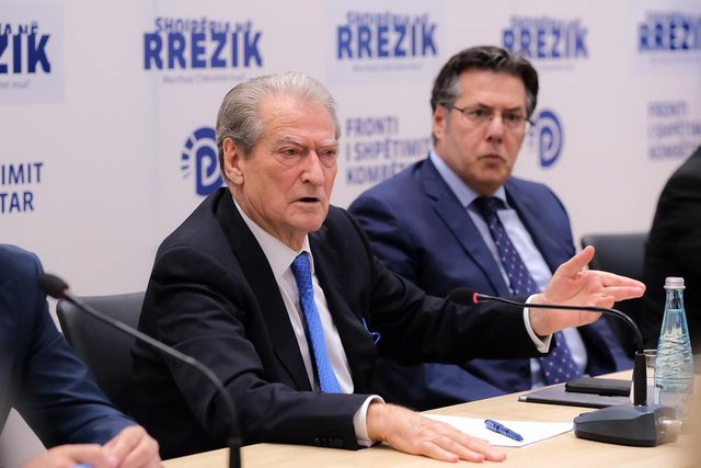 Burrë si Saliu?! Burrë si Saliu?!