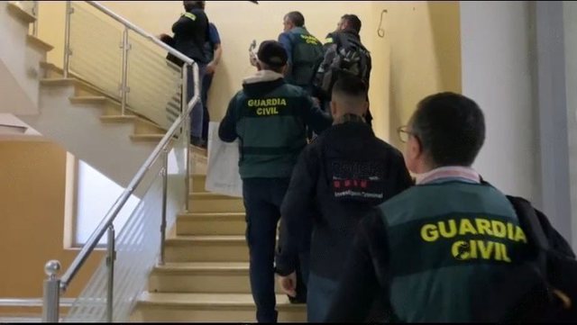 Policia spanjolle dhe SPAK rrethojnë bosët e call centerave: Bastisje në Elbasan, Vlorë e Tiranë për të kapur kokat e mashtrimit me bursa, disa arrestime dhe disa…të arratisur Policia spanjolle dhe SPAK rrethojnë bosët e call centerave: Bastisje në Elbasan, Vlorë e Tiranë për të kapur kokat e mashtrimit me bursa, disa arrestime dhe disa…të arratisur