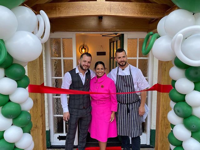 Ministrja që shpalli non grata Berishën, sfidon pasardhsen e saj: Feston me shqiptarët në Londër Ministrja që shpalli non grata Berishën, sfidon pasardhsen e saj: Feston me shqiptarët në Londër