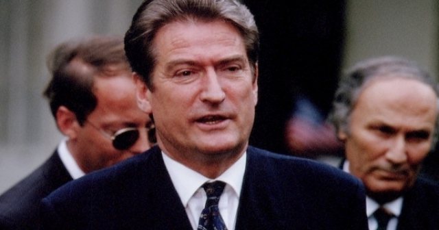 “Miku juaj Saliu është vrasës, po mbështesni një derr”: Libri i Peter Lucas dhe historia e famshme e shprehjes “pas meje, qameti” “Miku juaj Saliu është vrasës, po mbështesni një derr”: Libri i Peter Lucas dhe historia e famshme e shprehjes “pas meje, qameti”