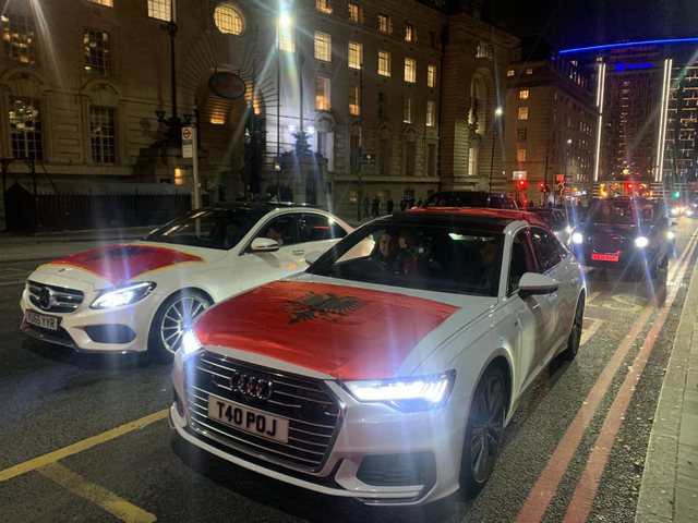 VIDEO/ Me makina luksoze dhe flamuj kuqezi, shqiptarët festojnë 110- vjetorin e Pavarsisë në Londër VIDEO/ Me makina luksoze dhe flamuj kuqezi, shqiptarët festojnë 110- vjetorin e Pavarsisë në Londër