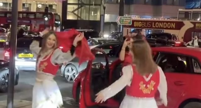 Mediat britanike jehonë festës së shqiptarëve për Pavarësinë në Londër: Me “G Class” e “Lamborghini” 120-160 mijë £, flamujt kuqezi “pushtojnë” rrugët Mediat britanike jehonë festës së shqiptarëve për Pavarësinë në Londër: Me “G Class” e “Lamborghini” 120-160 mijë £, flamujt kuqezi “pushtojnë” rrugët