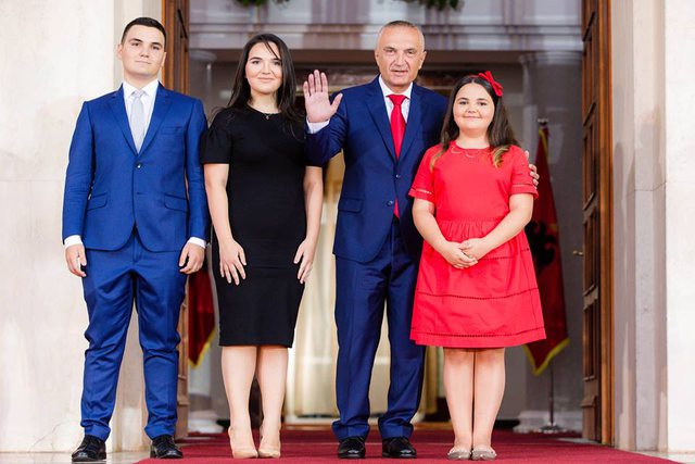 Ja si Ilir Meta fitoi 1 milion euro me 500 mijë lekë, i deklaron pa i’u “dridhur qerpiku”: Fëmijët e mi i çova në Britani me lekët e pallatit që më firmosi Rama! Do rikthehen në Shqipëri pas shkollimit për të drejtuar… si ne Ja si Ilir Meta fitoi 1 milion euro me 500 mijë lekë, i deklaron pa i’u “dridhur qerpiku”: Fëmijët e mi i çova në Britani me lekët e pallatit që më firmosi Rama! Do rikthehen në Shqipëri pas shkollimit për të drejtuar… si ne