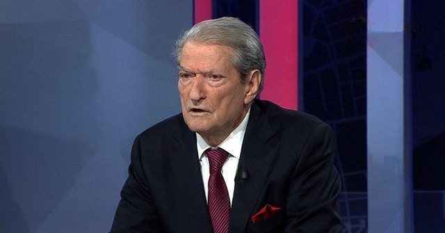 Gazetari i kërkon të përmendë 3-4 oligarkë, Berisha qep gojën