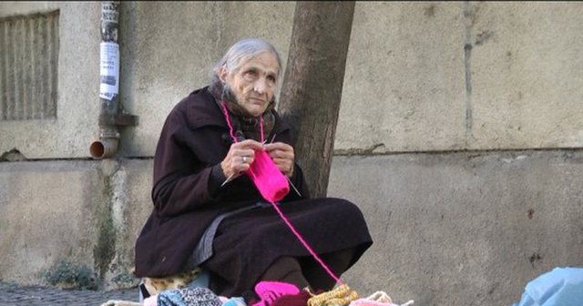 Thur çorape, 80-vjeçarja që punon për të mundur varfërinë Thur çorape, 80-vjeçarja që punon për të mundur varfërinë