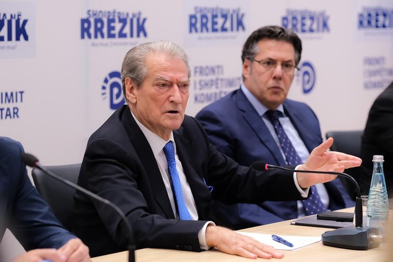 Kapitullon Sali Berisha, PD zyrtare i mbyll portën dhe e lë pa vulë e sigël, kryefoltoristi nis kërcënimet me jetë dhe paralajmëron Bashën se nuk do i ndahet deri në vdekje Kapitullon Sali Berisha, PD zyrtare i mbyll portën dhe e lë pa vulë e sigël, kryefoltoristi nis kërcënimet me jetë dhe paralajmëron Bashën se nuk do i ndahet deri në vdekje