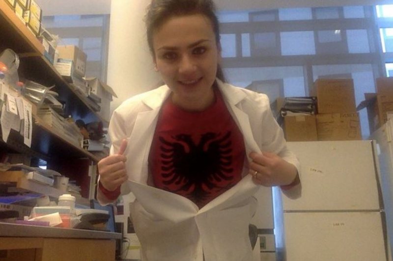 Shkencëtarja shqiptare në Harvard u jep një përgjigjen epike anglezëve për ’emigrantët kriminelë’: Pavarësisht nga jemi…