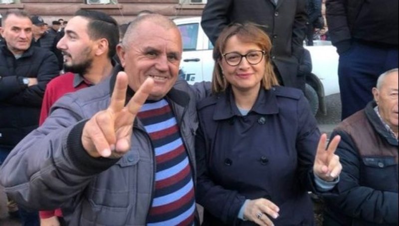 As se ku janë nuk e dinë të shkretët, protesta e tyre “hobi” ! Qytetari: Përpara me Lulzim Bashën As se ku janë nuk e dinë të shkretët, protesta e tyre “hobi” ! Qytetari: Përpara me Lulzim Bashën