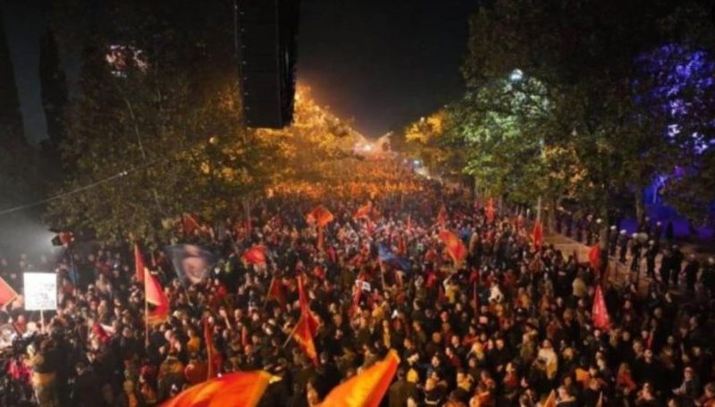 Çfarë po ndodh në vendin fqinj? Mijëra qytetarë ‘pushtojnë’ sheshet Çfarë po ndodh në vendin fqinj? Mijëra qytetarë ‘pushtojnë’ sheshet