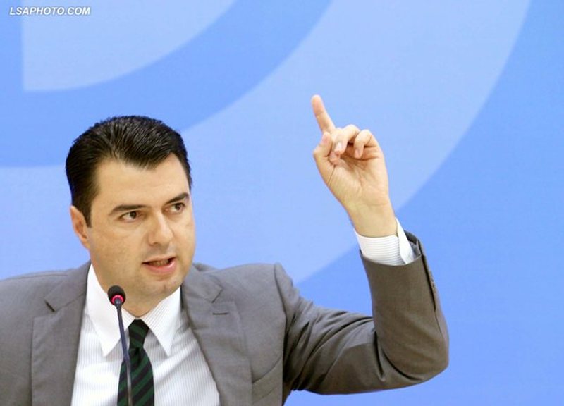 Lulzim Basha mesazh kundërshtarëve: Nuk jam tërhequr nga politika, kam përgjegjësi ndaj qytetarëve që më kanë besuar Lulzim Basha mesazh kundërshtarëve: Nuk jam tërhequr nga politika, kam përgjegjësi ndaj qytetarëve që më kanë besuar