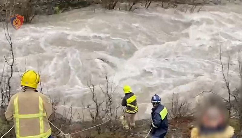Ngjarja e rëndë në Malësinë e Madhe! Dalin pamjet, polumbarët në kërkim të babait dhe djalit (Video) Ngjarja e rëndë në Malësinë e Madhe! Dalin pamjet, polumbarët në kërkim të babait dhe djalit (Video)