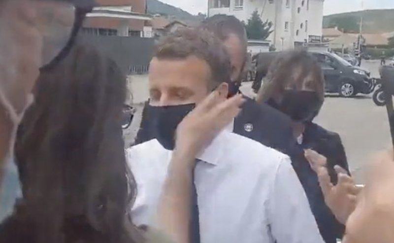 Shokohet rrjeti: Emmanuel Macron sulmohet me shuplakë në mes të Parisit (Video) Shokohet rrjeti: Emmanuel Macron sulmohet me shuplakë në mes të Parisit (Video)