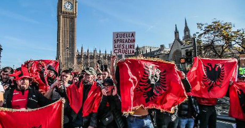 Protestuan dhe mbuluan me flamurin kuq e zi statujën e Churchill: Ish-deputeti britanik në PE sulmon shqiptarët: Kjo që po ndodh është turp! Protestuan dhe mbuluan me flamurin kuq e zi statujën e Churchill: Ish-deputeti britanik në PE sulmon shqiptarët: Kjo që po ndodh është turp!