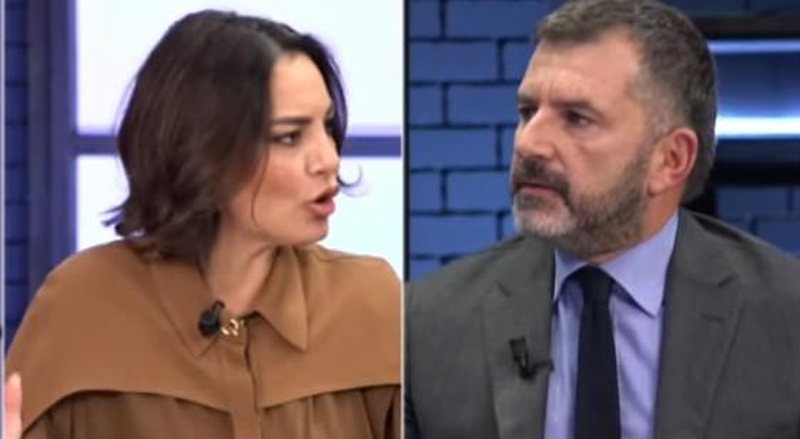 “Erlaaaa”! Specia e vetme e Bllokut si demokrat Andi i Kapajve nuk mban më: Ulëret LIVE në emision, trembet moderatorja (Video) “Erlaaaa”! Specia e vetme e Bllokut si demokrat Andi i Kapajve nuk mban më: Ulëret LIVE në emision, trembet moderatorja (Video)