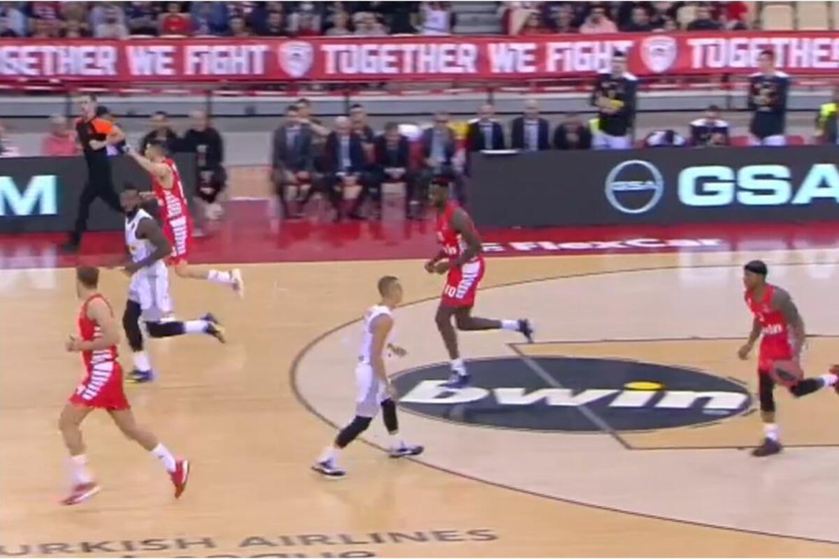 Skandal/ Tifozët grekë mirëpresin skuadrën serbe, hapin banderolën “Kosova është Serbi“